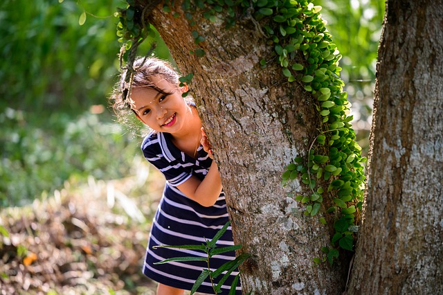 dívka u stromu