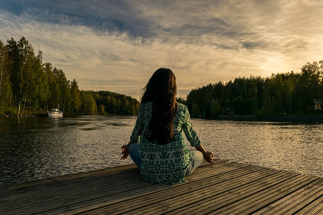 žena meditující v přírodě